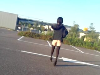 Sedusive स्किनी crossdresser kimi टीवी पब्लिक सड़क पर bottomless