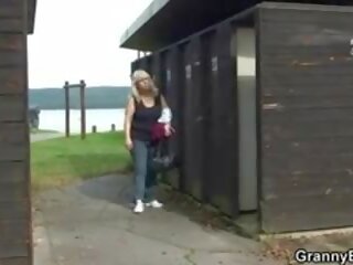 Закръглен full-blown млад женски пол прецака в а публичен смяна стая
