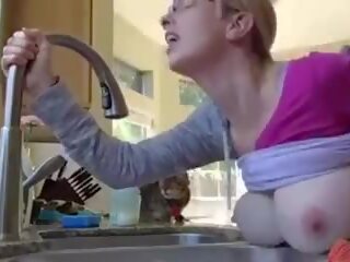 巨大な おっぱい 熟女 気持ち ステップ 息子 ペニス で キッチン: 汚い 映画 34