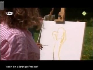 옷을 입은 여성의 벌거 벗은 남성 생활 drawing 옥외