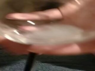 Fatalau sperma în wineglass