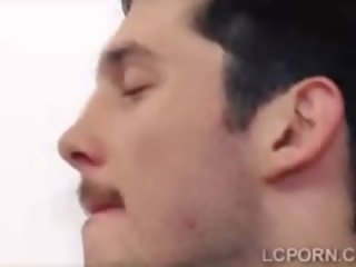 Дребен португалски прислужница моля тя шеф с тя сладъл тяло