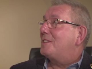 Привабливий секретарка приєднується в хардкор трійця з її бос і отримує глибоко манда ебать
