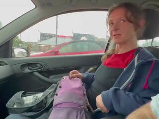 רחוב שיחה נערה נותן כביש ראש זה ליווי polishes שלי כַּפתוֹר תוך driving