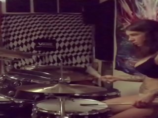 Felicity feline drums 在 她的 内衣 在 家