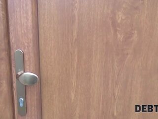 Debt4k 가난한 제시카 빨강 이 그만큼 만 기회 에 벌.