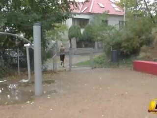 Jump ja jooksmine alasti sisse avalik park poolt katerina-hartlova