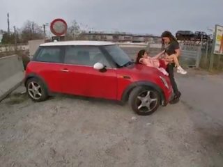 Riskantní veřejné dospělý klip v italština ulice během the coronavirus quarantine &period;&period; nikdo plechovka stop us&comma; souložit the rules&comma; souložit coronavirus&excl;