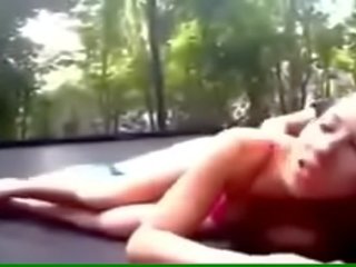 유혹하는 젊은 여학생 잤어요 에 에이 trampoline