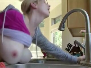 巨乳 作弊 妻子 拍着 上 厨房 counter: 自由 脏 视频 8d | 超碰在线视频