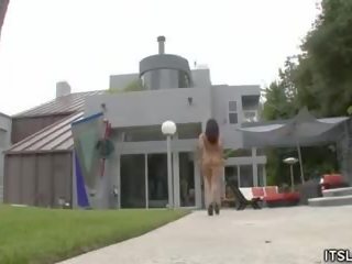 Reena sky in ji hlačke