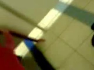 金發 年輕 女士 吸吮 putz 在 公 改變 室