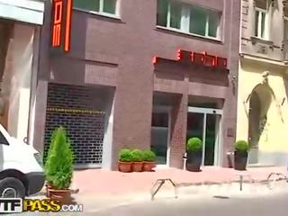 公 口交 从 金发 在 红 连衣裙