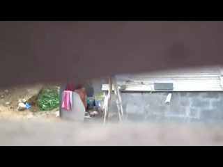 印度人 女人 洗澡 在户外