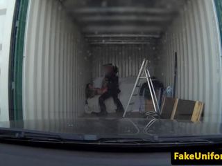 Британски фатална fatale doggystyled от uniformed полицай