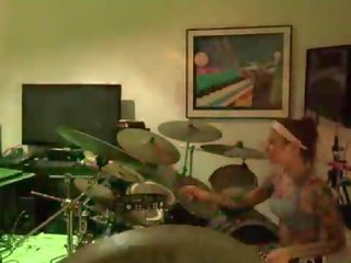 Felicity feline drums と jams ととも​​に 友人 後ろ ザ· シーン