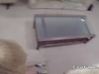 Attractibe 金發 吸 和 亂搞 假 警察 在 她的 flat