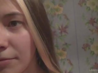Удивителни тийн клара позиращ напълно гол