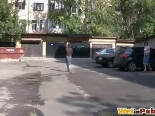 Wetting дънки пола