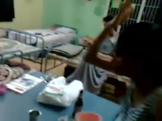 Utara india gadis coba untuk minuman bir di mereka tuan rumah