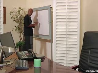 琥珀色 林恩 stops 为 一个 肤色 肛交 访问