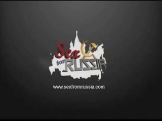 모든 자연의 러시아의 seductress 엿