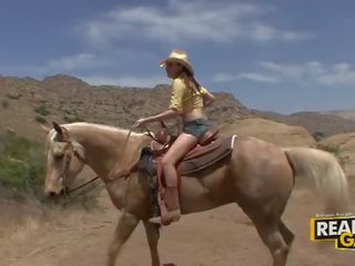 熱 褐髮女郎 青少年 妓女 大小姐 石 戶外 cowboy 風格 他媽的