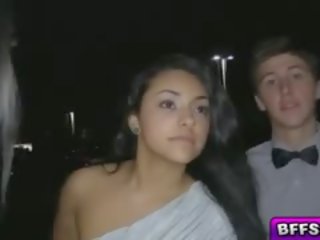 Bffs получава prom нощ мръсен видео в на лимузина