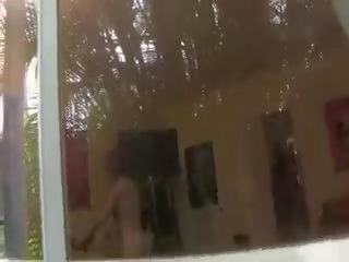 Три молодий дівчинки статтєві зв’язки з грабіжник