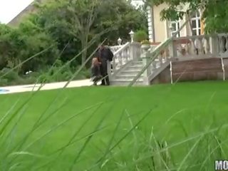 妖娆 金发 幻想 女人 得到 上 她的 膝盖 和 吸 她的 mans 妖娆 轴 在 一 公 公园
