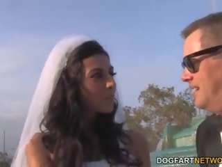 Lou charmelle отримує спеціальний весілля gift - рогоносець.