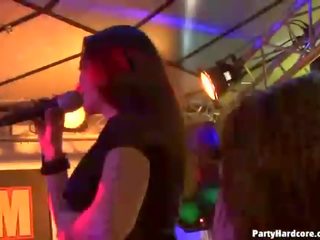 金發 豐滿 waiter leaking 貓
