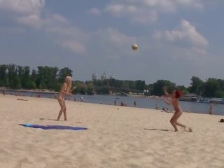 চমৎকার বালিকা nudists নেতৃত্ব এই নগ্ন সাগর পাড় এমন কি উত্তপ্ত