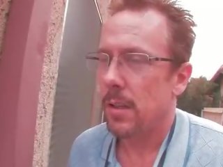 Інший щасливий день для це грудаста молодий черлідер