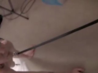 小便 護送 lily 是 collared 和 受到約束