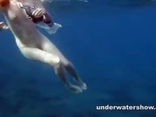 Nastya 水泳 ヌード で ザ· 海