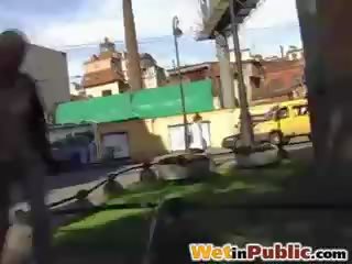 Публичен дънки wetting