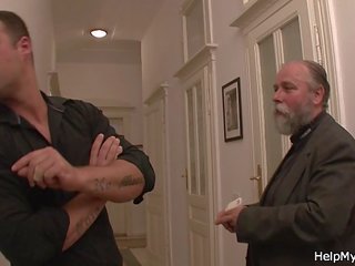 Старий муженек платить його для ебать його молодий дружина