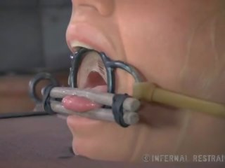 Грудаста матуся orgasmed в пристрій зв’язування