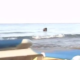Коледж пара покласти на a відео для оголена пляж