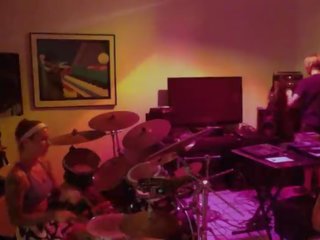 Felicity feline ארוך drum ו - jam עם חברים ב los angeles מאחורי ה הקלעים