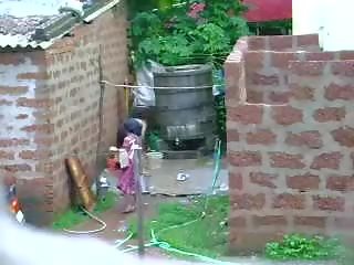Гледайте това две невероятен sri lankan damsel получаване на баня в на открито