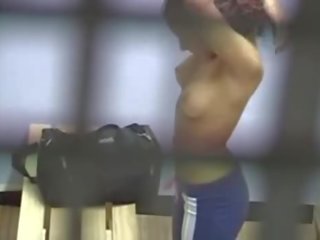 Kaakit-akit tinedyer pagbabago sa locker kuwarto