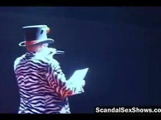 Bunch з фантастичний пташенята позування їх тіло на етап для a конкурс на деякі еротика мов
