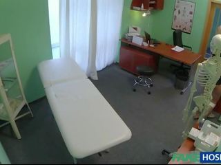 Лекари manhood лекува разкошен блондинки нараняване