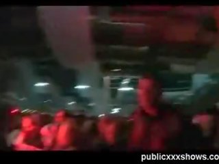 Грудаста жінка стриппер